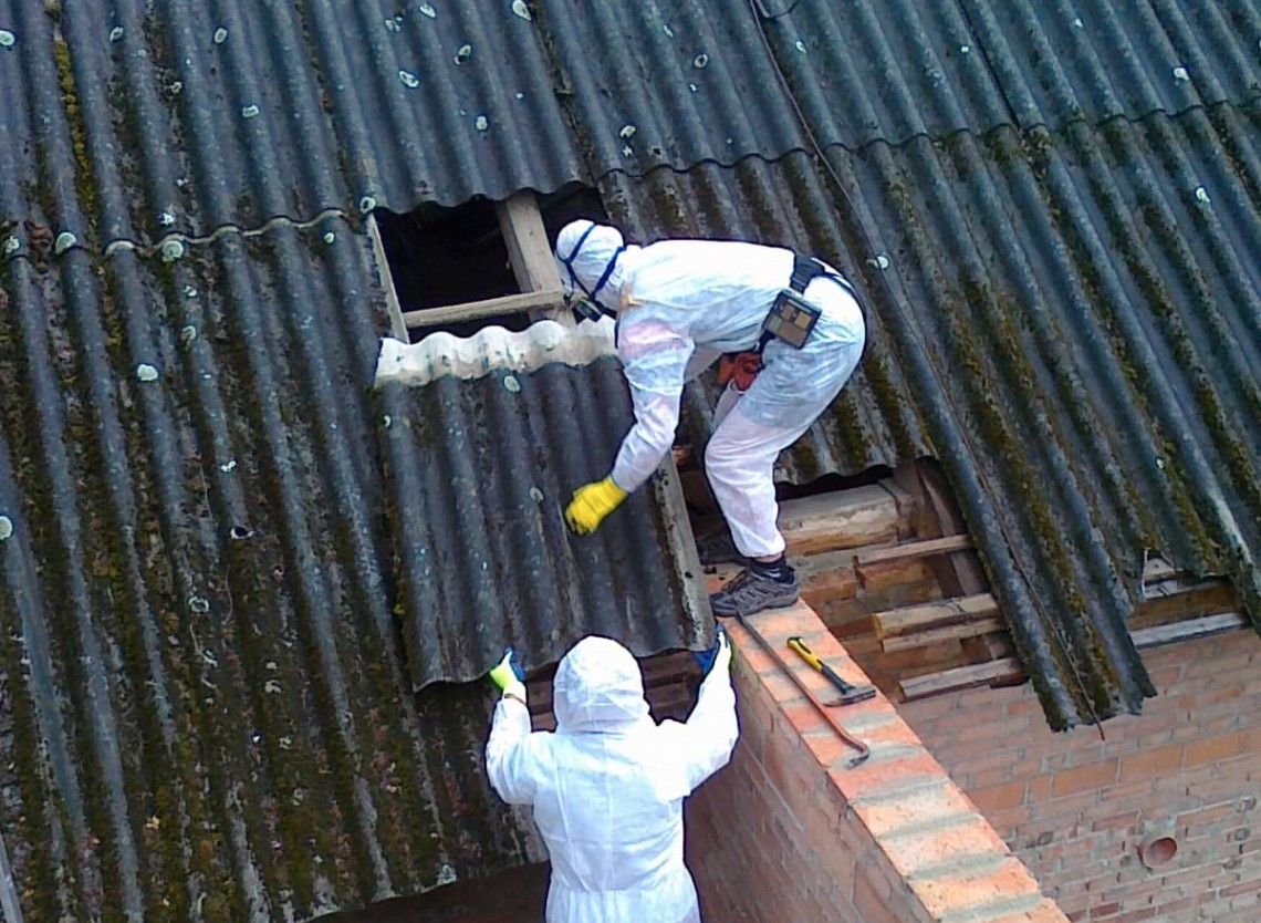 odstraneni-azbestove-krytiny-ze-strechy